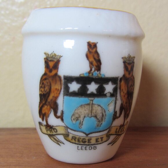 W.H. Goss crested heraldry china vintage Leeds (GC062 Grace) - Picture 1 of 7